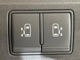 【両側パワースライドドア】スマートキーや運転席のスイッチで後席両側スライドドアの開閉が可能♪電動だから力を入れてドアを開ける必要が無く、小さなお子様でも簡単に開け閉めでき快適です♪