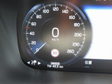 メーター中央にナビゲーションが表示されていており、運転中でも見やすい配置になっております。