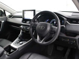 運転席からの視界を低くすることで圧迫感を抑えたインストルメントパネルや、室内から見えないように設計したワイパーなどにより、すっきりとした前方視界を確保しています。