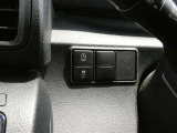 トラクションコントロール装備です。すべりやすい路面での発進時や加速時にタイヤの空転を抑え、駆動力確保に貢献する機能です。詳細は販売店スタッフまでおたずねください。