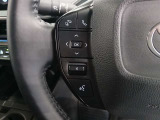 ステアリングには運転中でも簡単に操作できる各種スイッチついてます