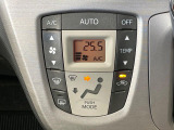 【オートエアコン】一度お好みの温度に設定すれば、車内の温度を検知し風量や温度を自動で調整。暑い&hellip;寒い&hellip;と何度もスイッチ操作をする必要はありません。快適な車内空間には必須の機能ですね♪