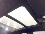 ●サンルーフ:開放感たっぷりの希少装備、サンルーフが装着されています!車内に明かりを取り入れたり景色を楽しむ以外にも、車内の空気も簡単に換気できて快適です!