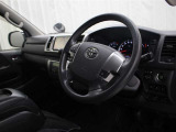 運転席と助手席間のウォークスルーが可能です。運転席側のドアを開けられない場合などに、助手席側のドアから乗り降りすることができます。