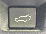 【パワーバックドア】スマートキーや運転席のボタンを押すだけでリアゲートが自動で開閉します!荷物を持っている時や、高い位置にあるバックドアを閉める際に便利な機能です♪
