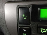 車両が前方の障害物や車両を感知するためにカメラやレーダーを利用し、衝突の危険がある場合にはドライバーに警告を出したり、自動的にブレーキを作動させる機能を備えています
