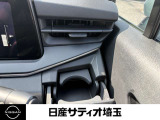 運転席ドリンクホルダーはスマホスタンドにもなります