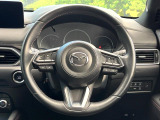 インテリアに合わせたデザインのステアリングは、運転される方のことも考え、運転しやすい形状、大きさです。是非一度、実際に触ってお確かめください。