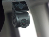 ステレオカメラとソナーセンサーが歩行者や先行車、障害物などのさまざまな情報を的確に捉え、運転者に注意を促したり、緊急ブレーキを作動。多彩な安全機能があなたのドライブをアシストするスマートアシスト付です