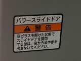見た目が大事!な外装はぴかっとキレイに磨いており、経年のくすみもよみがえっております。ヘッドライトやドア周辺を磨く際にはマスキングテープを使用して保護しながら丁寧に作業をしております。