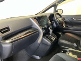 豪華な内装で運転も楽しくなりますよ♪