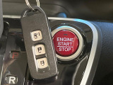 【Hondaスマートキー】カバンやポケットに入れたままでもドアの施錠・解錠が可能なスマートキーを装備。エンジンのオン・オフ時もカギを取り出す必要が無いからとっても便利です♪