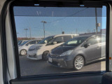 【ロールシェード】日差しや車外からの光が眩しいときにサッと引き出して使える、ロール格納タイプのサンシェードを装備。後席に乗ったお子様がウトウトしだした時など、ぜひご活用ください♪