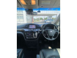 2列目から運転席を眺めた画像です