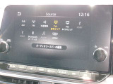 メーカーナビです。スピードメーターとの流れるようなデザインが、内装を上品にします。