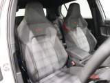 GTI専用スポーツシートを装備。人間工学設計と、低反発スポンジの様なシート素材を採用。ホールド性もよく長時間運転でも疲れにくいです。