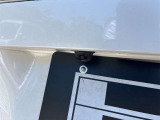 【バックカメラ】後退時に車両後方の映像をモニターに映す機能。目視できない死角を確認でき、衝突事故を防ぎます。駐車が苦手な方だけでなく全てのドライバーに必須の安全装備です。