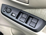 【電動格納ミラー】サイドミラーは電動格納式となっており、狭い駐車場でもキズがつくリスクを抑えられます。