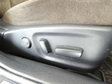 運転席電動シートは、シートポジションを細かく調整できるので長時間の運転もリラックスできますね。