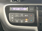 【オートエアコン】一度お好みの温度に設定すれば、車内の温度を検知し風量や温度を自動で調整。暑い&hellip;寒い&hellip;と何度もスイッチ操作をする必要はありません。快適な車内空間には必須の機能ですね♪