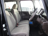 運転席と助手席は、ベンチシート仕様です。