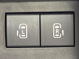 【両側パワースライドドア】スマートキーや運転席のスイッチで後席両側スライドドアの開閉が可能♪電動だから力を入れてドアを開ける必要が無く、小さなお子様でも簡単に開け閉めでき快適です♪