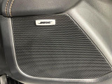 【BOSEサウンドシステム】メーカーオプションの高品位サウンドシステムを搭載。専用のチューニングが施された大小様々なスピーカーから良質なサウンドが奏でられ、臨場感あふれる音響空間を演出します。