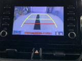 ディスプレイに後方の視界を表示し、車庫入れをサポート「距離目安線」「車幅延長線」およびステアリング操作に連動する「予想進路線」を画面に表示します。※必ず車両周辺の安全を直接確認してください。