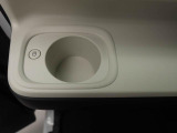 カップホルダーは運転席や助手席からちょうど手の届く位置です!!