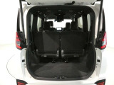 サードシートを格納すると大きな荷台スペースとなります サードシートを起こした状態でも荷物はもちろん詰めます 使用用途に応じてアレンジしてください