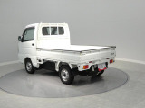 荷台の広さが際立つ左後ろからのショット。コーナー部分の補強など、働く車としてのタフな造りが随所に見られます。実用性を第一に考えられた機能美が魅力です。