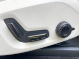 【メモリー機能付きパワーシート】ドライバーごとに設定したシート位置を記憶して、ボタン一つで切り替えできる便利な機能!運転する方が複数名いらっしゃるご家庭におすすめです。