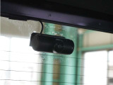 ◆車内カメラ◆前方・後方はもちろん、車内向きのカメラでも記録。左右をワイドに撮ることができ、幅寄せや側面衝突、威圧的なドライバーの危険行為など、クルマ周囲のトラブルもしっかり記録できます。