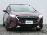 アダプティブLEDヘッドライト。フロントカメラで前方の状況を検知し対向車や先行車に眩しい思いをさせることなく必要なところだけを遠くまで照射します。
