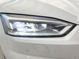 ●LEDハイビームが多数独立で存在し、ハイビーム時に対向車や前方を走る車の部分をロービームに切り替えが可能!!シーケンシャルウインカーも装備!!