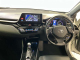 運転席周りのレイアウトをご覧ください。ナビゲーションが綺麗に装着されすっきり収まってますね!