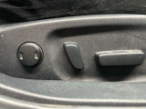 【パワーシート】電動でシートポジションの変更が可能です。手動式より細かくシート設定が可能ですのでより快適な姿勢でドライブを楽しんで頂けるでしょう。
