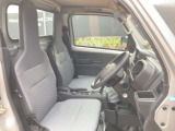 運転席も十分な広さです。