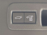 両手が荷物で塞がっている時にはコレ!パワーバックドアで開閉ラクラクです。バックドアに手が届かない時も、リモコンで開閉の操作が可能です。もちろん、荷物もたっぷり積めます。