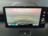 【バックカメラ】運転が苦手な方も車庫入れラクラクです!ギアをリバースに入れれば自動的に切り換わりますので、面倒な操作は不要です♪狭い駐車場もお車を傷つけず安心ですね!