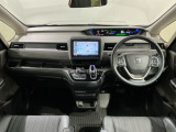 使いやすいレイアウトのダッシュボード周辺です。オートエアコンや小物入れなど嬉しい装備が満載です。