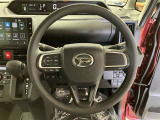 ステアリングから手を離さず、運転に集中したままオーディオ等の操作ができます。