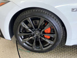 オレンジキャリパー(フロントLEXUSロゴ)装着でよりF SPORTらしい印象になっております。