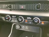 【左右独立型フルオートエアコン】運転席と助手席でそれぞれお好みの温度に設定可能。同乗者にも配慮した、快適な空調をお届け致します。