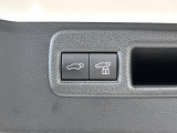 【パワーバックドア】スマートキーや運転席のボタンを押すだけでリアゲートが自動で開閉します!荷物を持っている時や、高い位置にあるバックドアを閉める際に便利な機能です♪