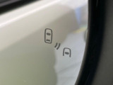 【ブラインドスポットモニター】走行中、ドアミラーの死角になりやすい箇所に後続車が接近するとサイドミラー付近に警告を表示、ドライバーに注意喚起をしてくれます。
