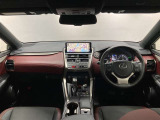 運転のしやすさと心地良さを感じる、シンプルで上質なデザインの室内空間です。