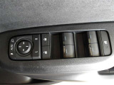 パワーウィンドウスイッチで運転席から全席の窓の開閉ができます。