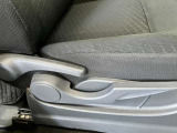 運転席の足元は広々としており、座席は大きく前後にスライド出来るので自分に合ったポジションで運転する事が出来ます。アクセルやブレーキにクセもなくとても運転のしやすい車両です。