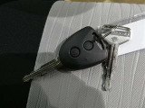 ドアの開錠施錠はキーに付いたスイッチで行います 鍵穴にキーを差すこともなくなるので鍵穴付近の小傷も付かなくなります